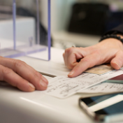 部分机票退改签费用偏高 如何完善退改规则？专家解读