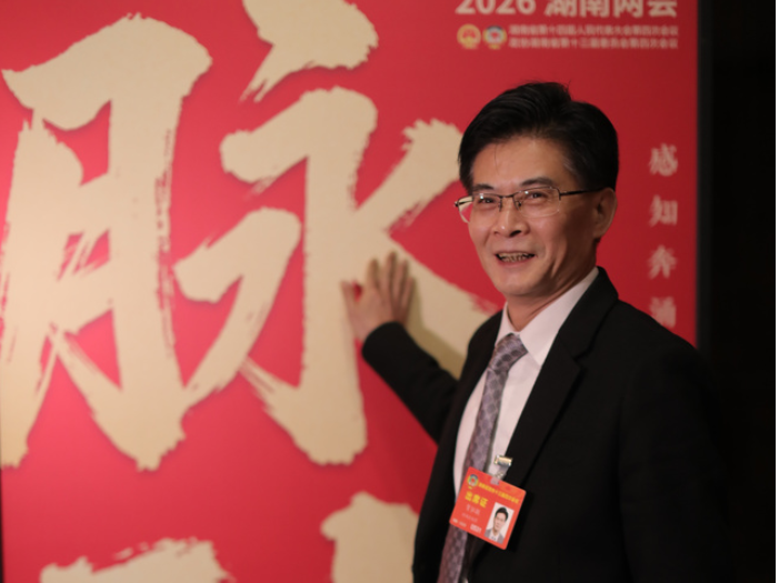 两会现场声丨贺弘联：当传媒“换档” AI是油门还是方向盘？