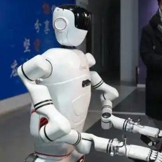 赴京参会的列车上,一场关于AI落地的接力讨论