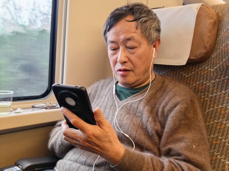 赴京高铁上 全国人大代表印遇龙开了个99人的视频会议