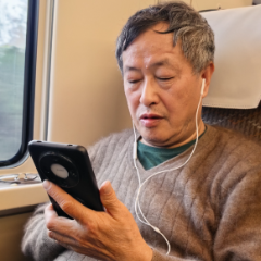 赴京高铁上 全国人大代表印遇龙开了个99人的视频会议