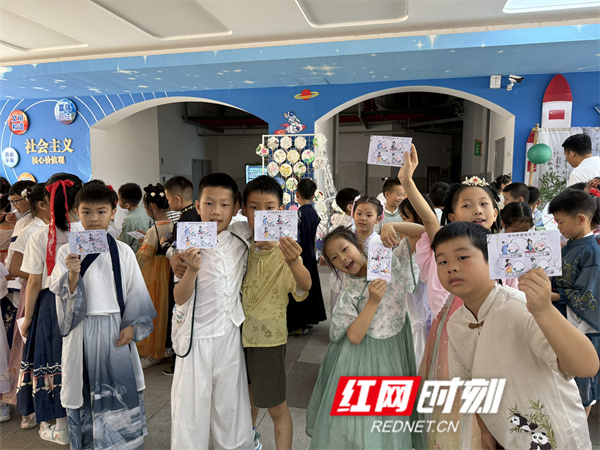 孩子们手举闯关卡.jpg