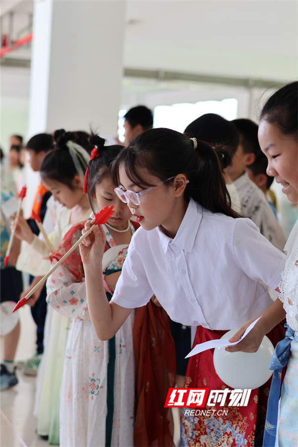 孩子们正在参与诗词游园闯关活动.jpg