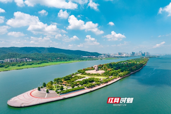 从湘江东岸远眺天马山、岳麓山与凤凰山。石亮 摄.jpg