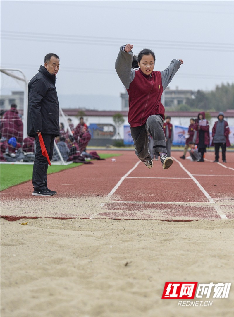 11月28日,湖南省永州市道縣玉潭(東陽)學校學生在參加運動會.