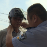 视频丨新田：民警赠盔 从“头”护航