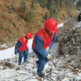 美好新田丨踏雪翻山 巡线保供电