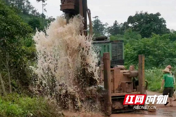 裁剪 大旱当前，芷江水利局在水宽乡阳和田村打井抗旱引清泉润民心 (2).marked.jpg