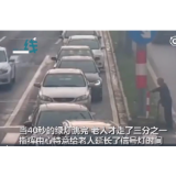 礼让老人延长绿灯，点赞之后更应反思