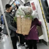 托起背篓那一刻，让我们感受到了阳光