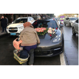 组团“拦婚车”，不能成打不死的小强