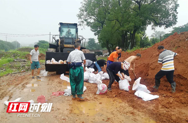 彭超 杨金蕾)7月7日凌晨2点,湖南省常德市津市市金鱼岭街道防汛工作