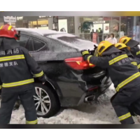 武陵区消防救援大队协助陷雪车辆脱困