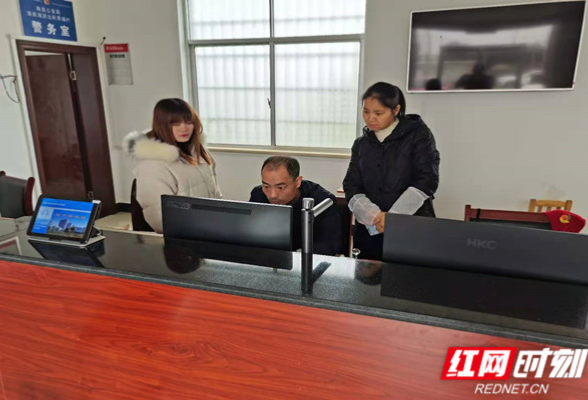 南县浪拔湖镇：不到十五分钟证就办好，“一门式”服务获群众点赞