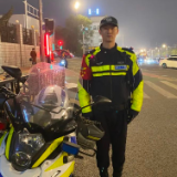 “颅内出血，快点快点……让让，让让！”