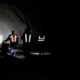 新华全媒+｜夜访高铁铁轨“美容师”