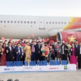 越南媒体:3年来首批中国游客抵达越南庆和省,收到鲜花和红包