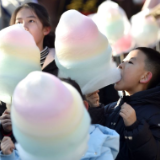 新华全媒+丨镜头里的中国年：享美食 过大年