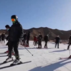 春节假期 各地雪场迎来客流高峰
