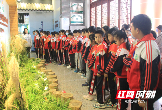 永州江华湿地自然学校： 争当河小青 雷锋精神代代传 