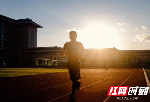 砂子塘湘天小学：教师节里追光行 “光影”作品启迪心灵