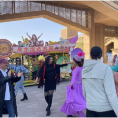 “这里的文化多姿多彩” 外国自媒体创作者走进吐鲁番