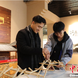 “洋弟子”走进“古廊桥天然博物馆” 看传统技艺从濒危到复兴