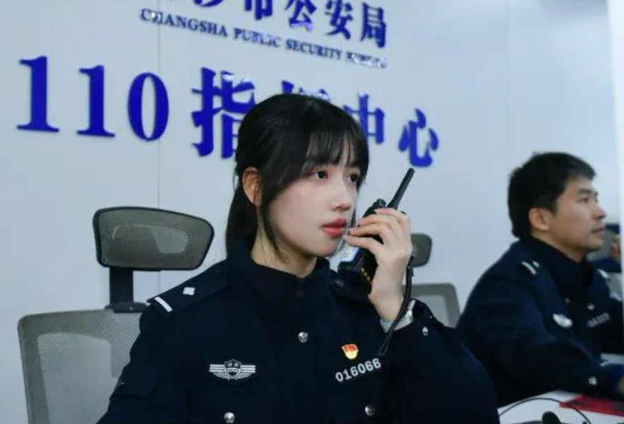 新春走基层丨这名“00后”女新警，一天要接100多个电话