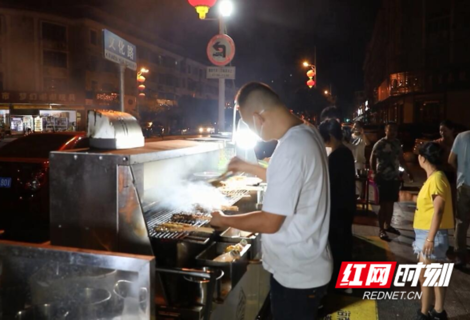 新春走基层·小镇青年丨“兵哥哥”的坚守 一顿烧烤慰藉夜归人