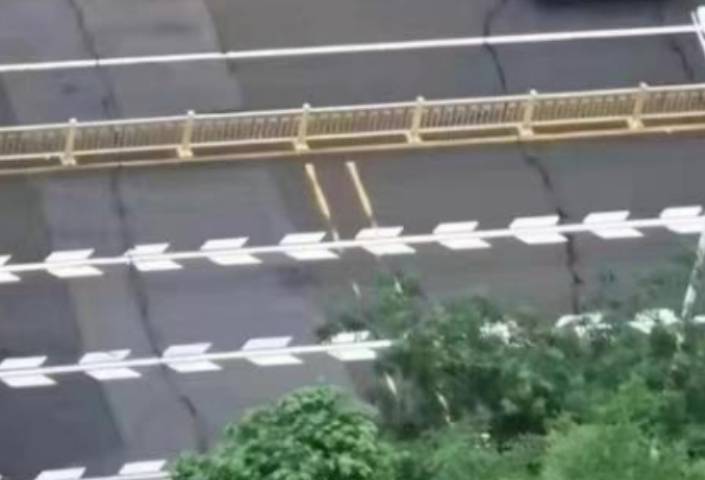 广东东莞鸿福大桥桥面开裂？不实