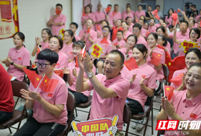张雅怡“后援团”化身粉色“啦啦队” 为她助力加油