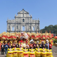 新春见闻丨特写：大三巴前春意“闹” 龙腾狮跃贺新年