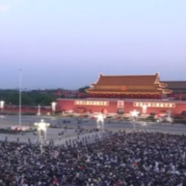 祝福祖国！天安门广场举行国庆升旗仪式