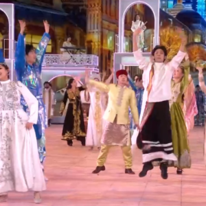 手绢花秒变窗花 滑雪演员飞上天！亚冬会开幕式上演奇幻冰雪夜