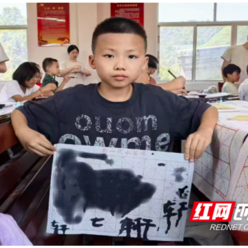 芷江牛牯坪乡:星火夏令营开营,推普书法课堂浸润侗乡童心