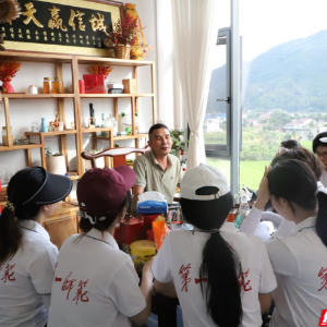 探“智造”密码 悟“归巢”情怀 湖南一师实践团赴安化圳旭企业参观学习