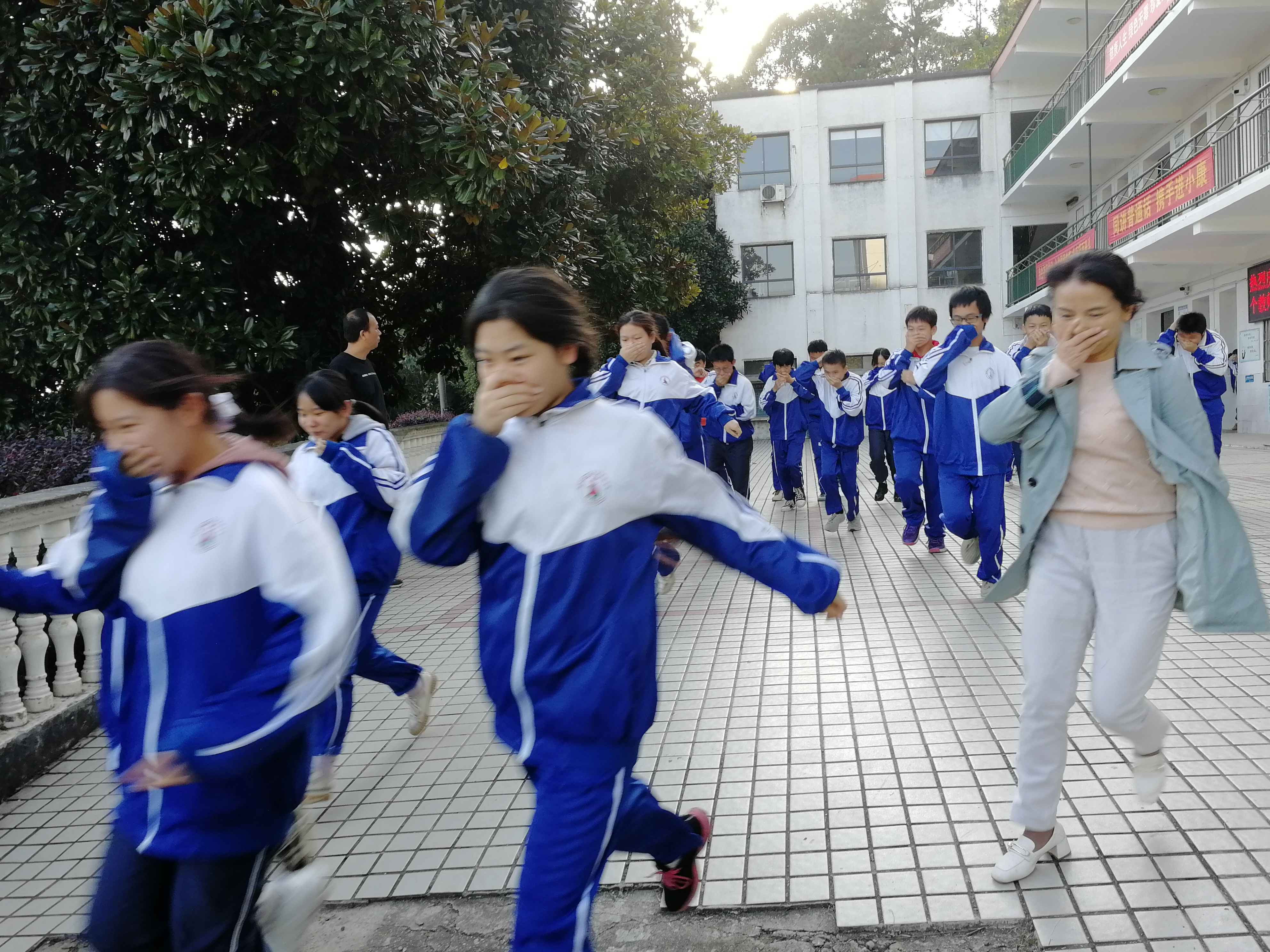 五里墩中学举办119消防安全逃生演练活动