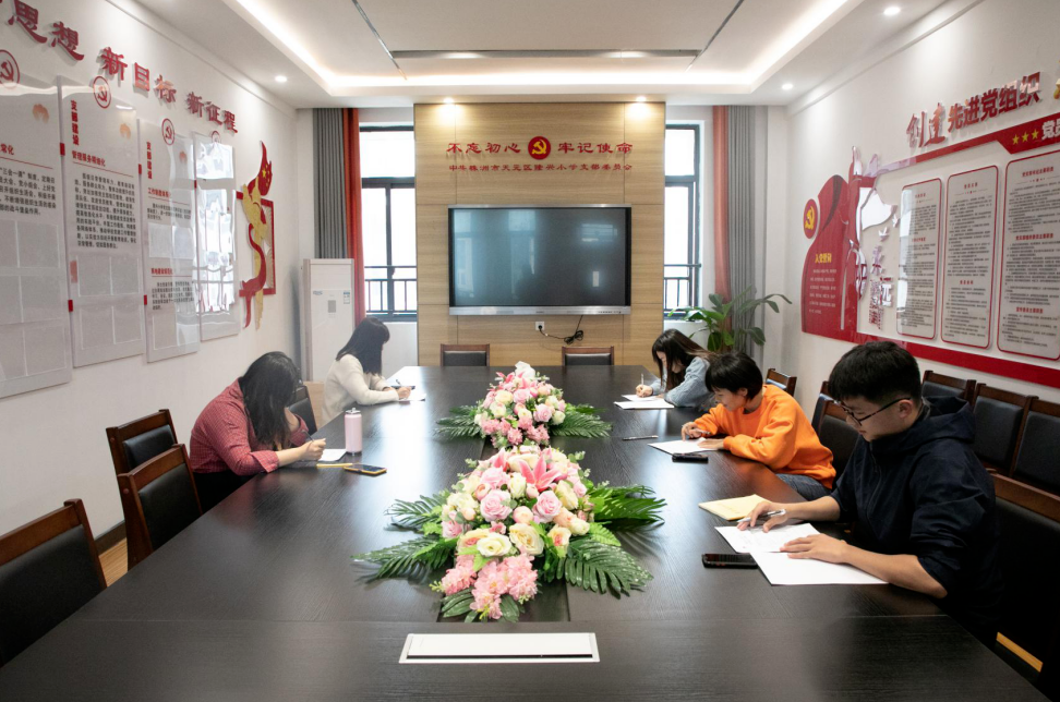 隆兴小学开展首届数学教师素养（解题）大赛活动
