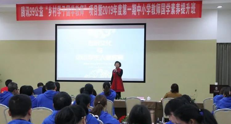 体育路中学曾文秀荣获2020年度株洲市“先进工作者”称号