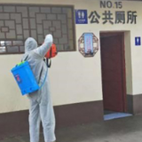 醴陵环卫工人变身消毒员