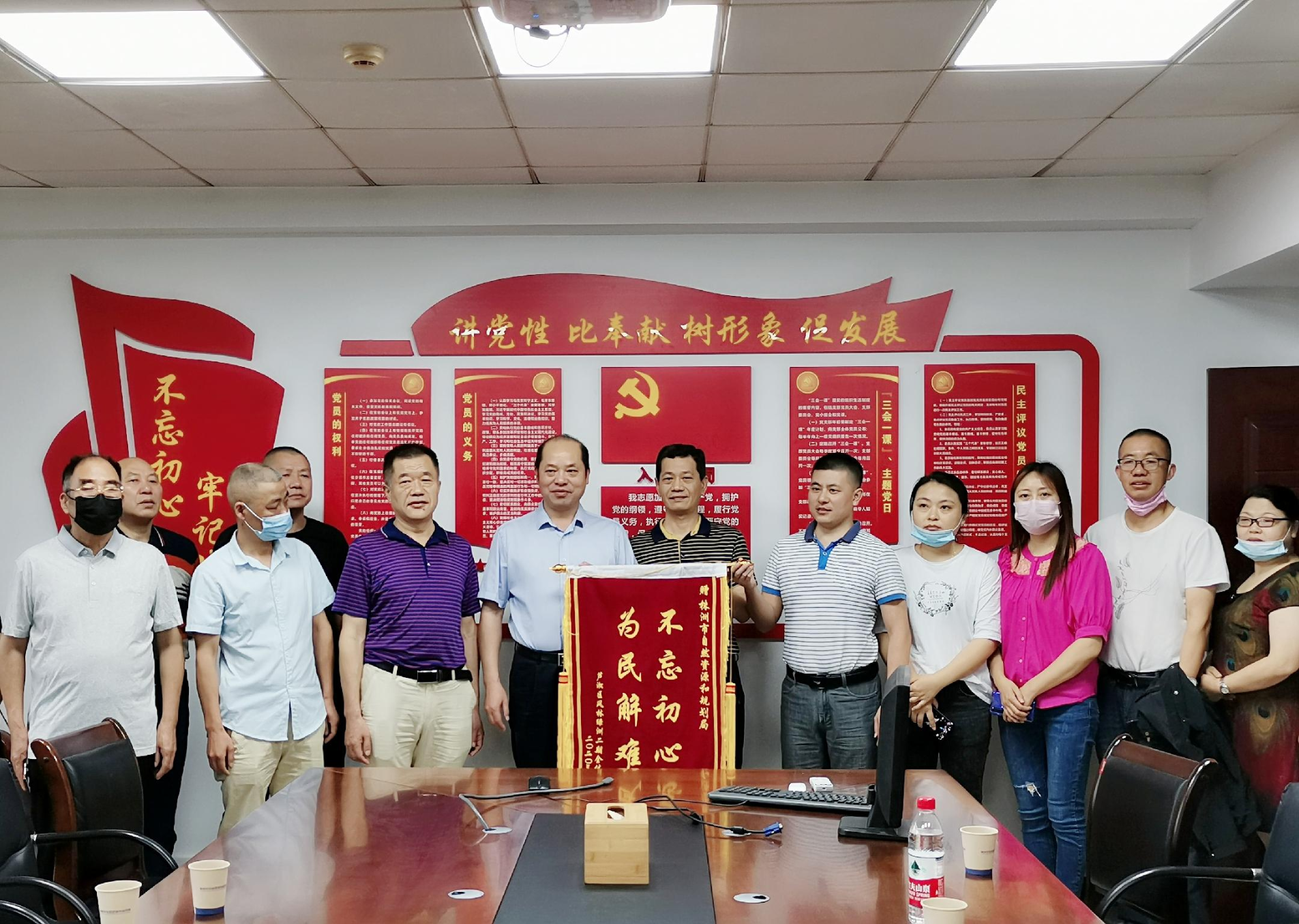 以“真心”换“民心”  小区业主向株洲市自然资源和规划局赠送锦旗