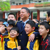 扎根栗树山小学十一载 一场呵护祖国花朵的税宣长跑