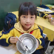 栗树山小学开展“光盘行动，致敬英雄”悼念活动