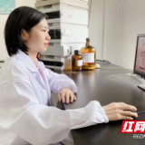 教师兼学徒 厂区成课堂 这个大学老师暑假在企业实践学习