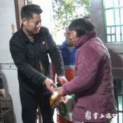 渌口区：政企送米油 关怀暖人心