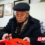 株洲82岁剪纸大师坚持免费授艺 赠送出上万幅剪纸作品