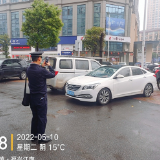 渌口区从严整治人行道违停