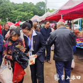 信访干部“赶场摆摊”，在干啥？