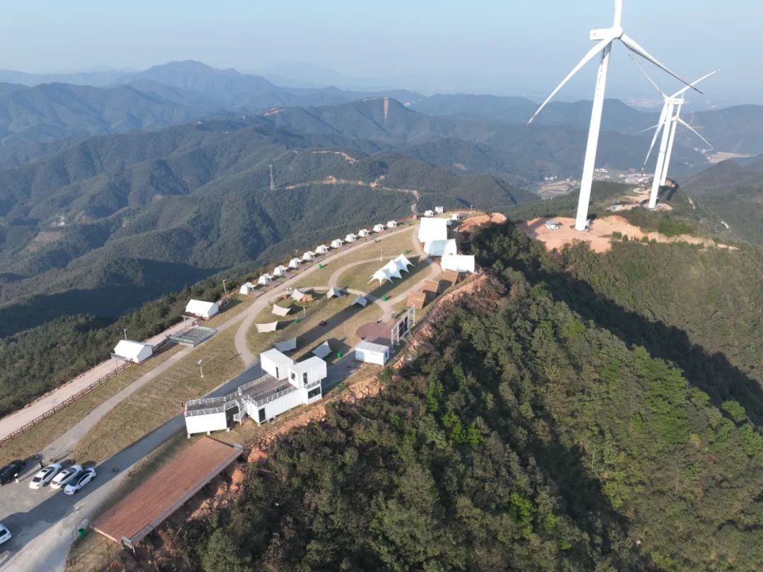 蓬源峰，又名蓬源仙，位于湖南省株洲市渌口区龙潭镇境内，一峰临三县（衡东县、渌口区和攸县）。山上有一名寺，名曰蓬源仙，历史悠久，香火旺盛。山峦起伏、楠竹青翠，沿着山脊有序排布着巨型白色风车。蓬源仙顶的3387露营基地，正成为长株潭热门的旅游目的地和驴友打卡地。（图文：咏洲 刘慧）