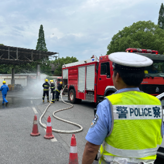 石峰交警大队助力危化企业开展交通事故专项应急演练